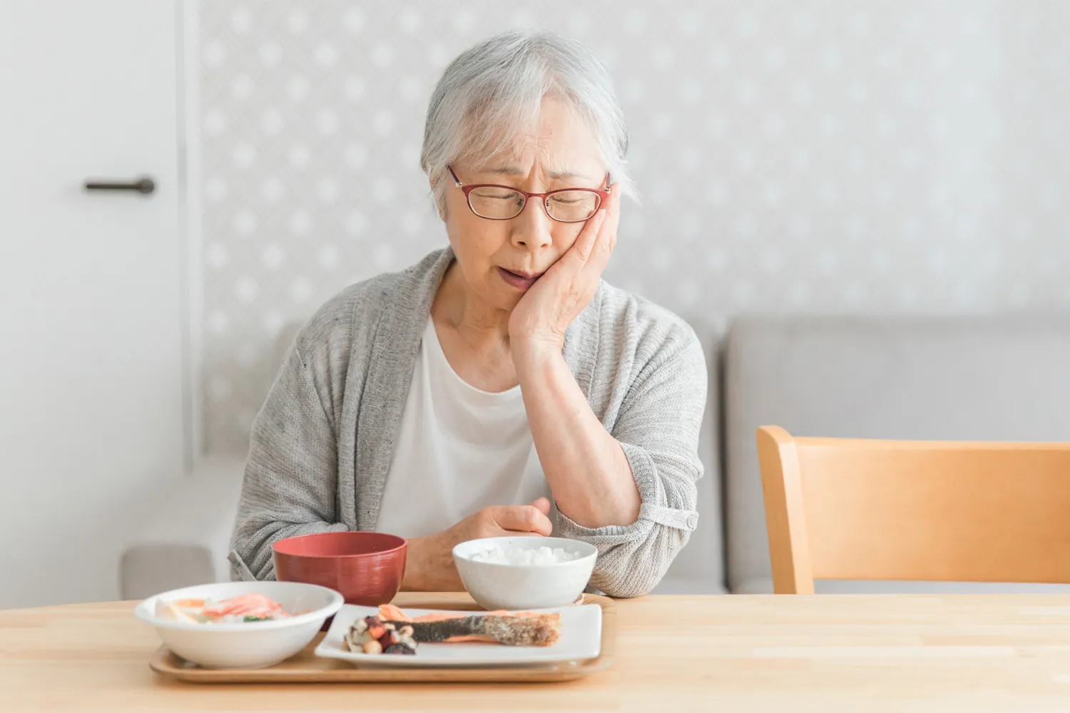 歯が痛い高齢女性